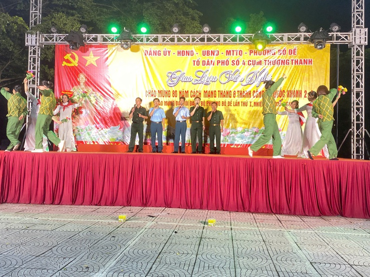 Tổ dân phố số 4, Cụm Thượng Thanh tổ chức Liên hoan văn nghệ chào mừng 80 năm Cách mạng Tháng Tám, Quốc khánh 02/9 và thành công Đại hội Đảng bộ phường Bồ Đề lần thứ I, nhiệm kỳ 2025-2030- Ảnh 5.