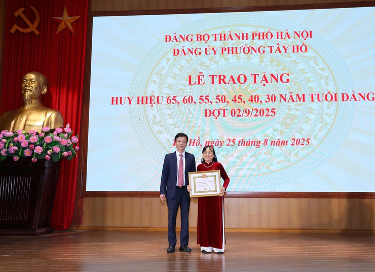 Tây Hồ: 184 đảng viên được trao Huy hiệu Đảng dịp 2/9- Ảnh 4.
