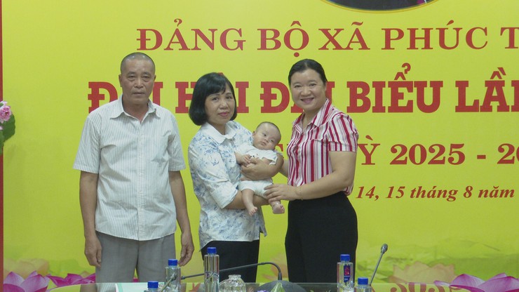 UBND xã Phúc Thịnh tổ chức lễ giao nhận nuôi con nuôi- Ảnh 2.