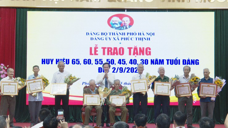 Đảng ủy xã Phúc Thịnh tổ chức trao Huy hiệu Đảng đợt 2/9/2025- Ảnh 1.