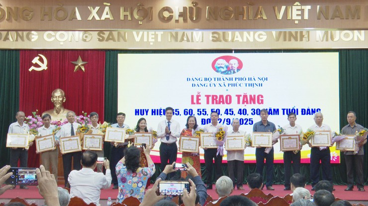 Đảng ủy xã Phúc Thịnh tổ chức trao Huy hiệu Đảng đợt 2/9/2025- Ảnh 4.
