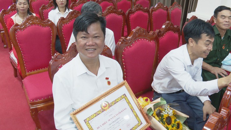 Đảng ủy xã Phúc Thịnh tổ chức trao Huy hiệu Đảng đợt 2/9/2025- Ảnh 5.