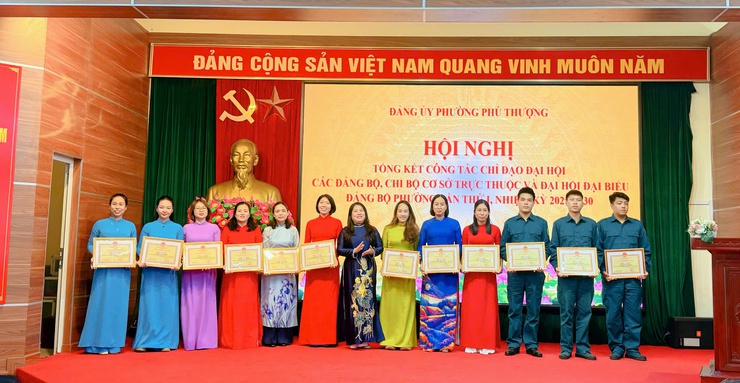KHEN THƯỞNG 14 TẬP THỂ,  81 CÁ NHÂN CÓ THÀNH TÍCH XUẤT SẮC TRONG PHỤC VỤ ĐẠI HỘI ĐẠI BIỂU ĐẢNG BỘ PHƯỜNG LẦN THỨ I- Ảnh 4.