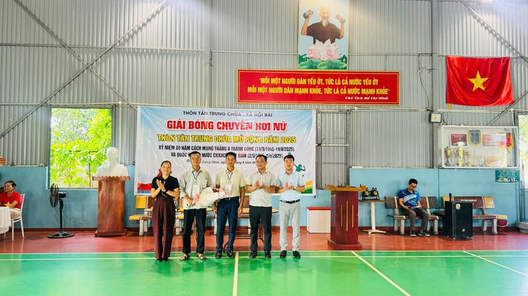 THÔN TÂN TRUNG CHÙA TỔ CHỨC GIẢI BÓNG CHUYỀN HƠI- Ảnh 2.