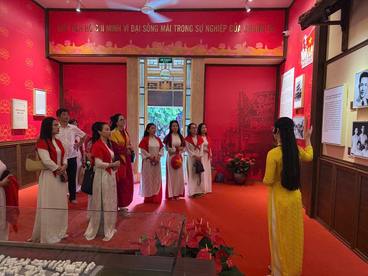 Chi bộ Phòng Văn hóa - Xã hội phường Đống Đa tổ chức sinh hoạt chính trị tại di tích lịch sử 48 Hàng Ngang- Ảnh 2.