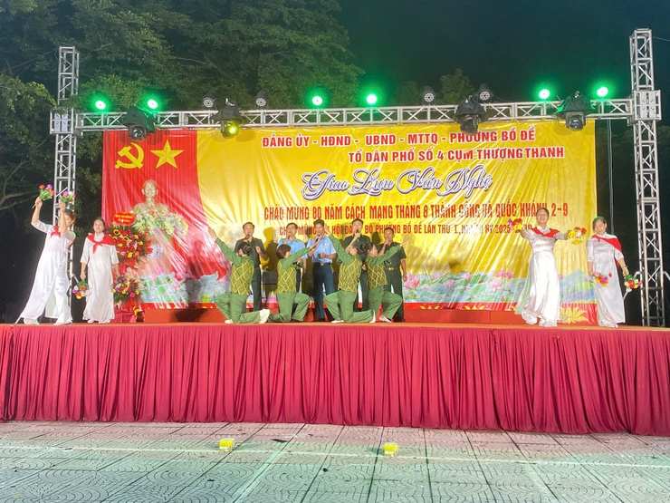 Tổ dân phố số 4, Cụm Thượng Thanh tổ chức Liên hoan văn nghệ chào mừng 80 năm Cách mạng Tháng Tám, Quốc khánh 02/9 và thành công Đại hội Đảng bộ phường Bồ Đề lần thứ I, nhiệm kỳ 2025-2030- Ảnh 3.