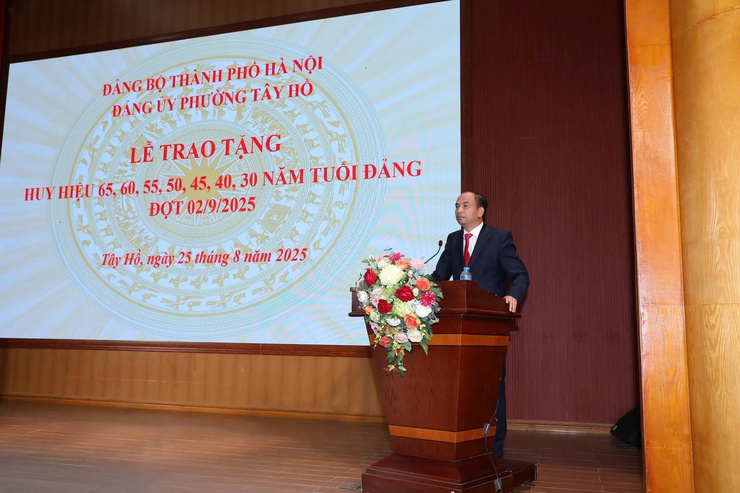 Tây Hồ: 184 đảng viên được trao Huy hiệu Đảng dịp 2/9- Ảnh 2.