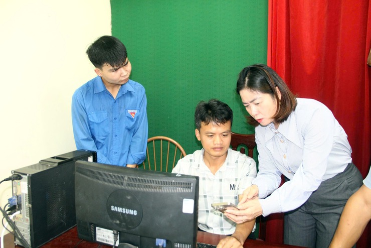 UBND xã Quảng Bị trao tặng và lắp đặt 06 bộ máy tính hỗ trợ người dân thực hiện dịch vụ công trực tuyến tại các điểm “Bình dân học vụ số” lưu động- Ảnh 3.