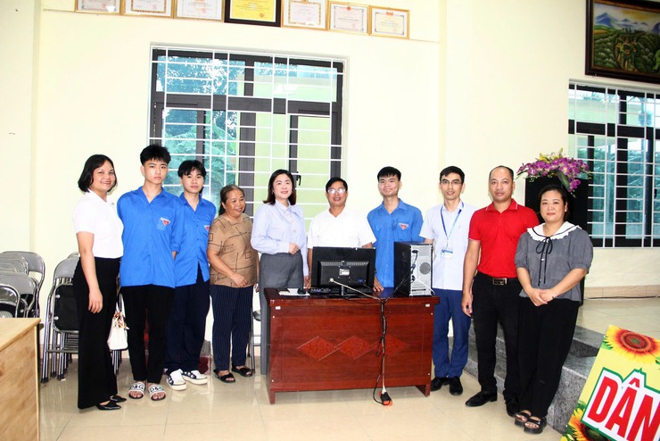 UBND xã Quảng Bị trao tặng và lắp đặt 06 bộ máy tính hỗ trợ người dân thực hiện dịch vụ công trực tuyến tại các điểm “Bình dân học vụ số” lưu động- Ảnh 1.
