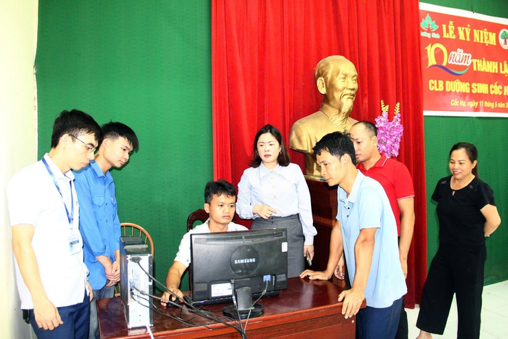 UBND xã Quảng Bị trao tặng và lắp đặt 06 bộ máy tính hỗ trợ người dân thực hiện dịch vụ công trực tuyến tại các điểm “Bình dân học vụ số” lưu động- Ảnh 2.