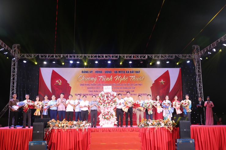 Chương trình nghệ thuật chào mừng thành công Đại hội đại biểu Đảng bộ xã Bất Bạt lần thứ I, nhiệm kỳ 2025-2030, hướng tới Đại hội Đảng các cấp; Chào mừng kỷ niệm 80 năm cách mạng tháng Tám và Quốc khánh 02/9- Ảnh 1.