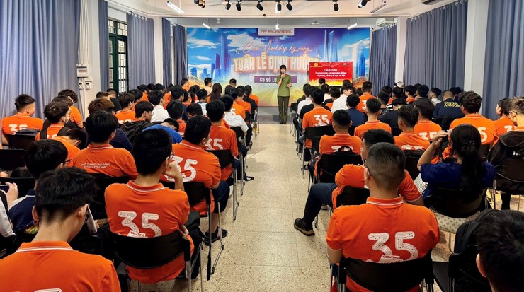 Công an phường Phúc Lợi tuyên truyền an toàn giao thông, phòng, chống tệ nạn xã hội lứa tuổi vị thành niên cho sinh viên - Ảnh 1.