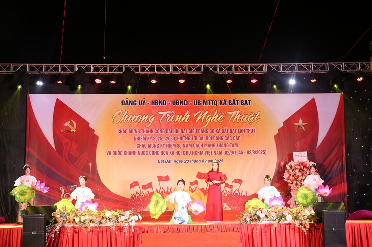 Chương trình nghệ thuật chào mừng thành công Đại hội đại biểu Đảng bộ xã Bất Bạt lần thứ I, nhiệm kỳ 2025-2030, hướng tới Đại hội Đảng các cấp; Chào mừng kỷ niệm 80 năm cách mạng tháng Tám và Quốc khánh 02/9- Ảnh 13.