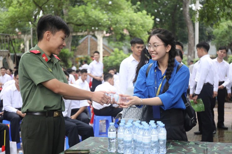 TĂNG CƯỜNG CÔNG TÁC TUYÊN TRUYỀN, VẬN ĐỘNG, KÊU GỌI CƠ QUAN, ĐƠN VỊ, CÁC TẦNG LỚP NHÂN DÂN CHỈNH TRANG ĐÔ THỊ, GIỮ GÌN VỆ SINH MÔI TRƯỜNG; TẠO CẢNH QUAN ĐÔ THỊ “SÁNG - XANH - SẠCH - ĐẸP”;- Ảnh 1.