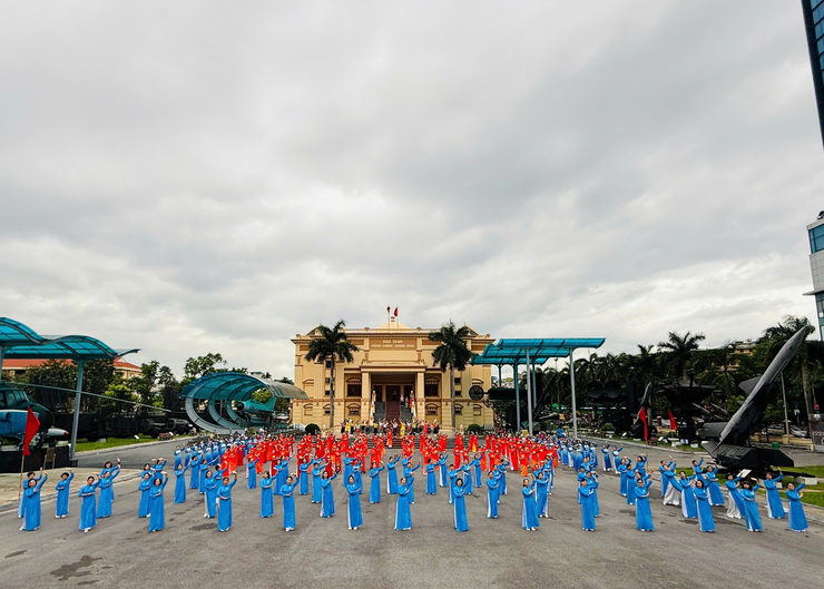 Phụ nữ Phương Liệt sôi nổi tập luyện vũ điệu mừng kỷ niệm 80 năm Cách mạng Tháng Tám và Quốc khánh 2/9- Ảnh 2.