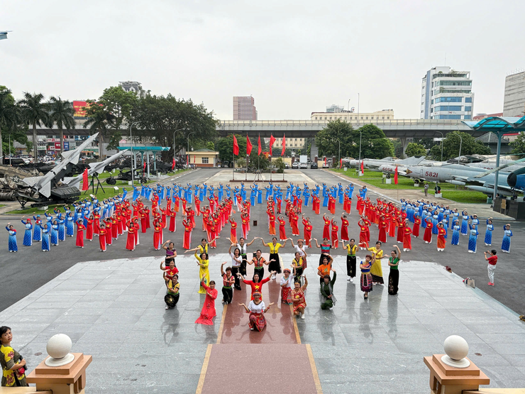 Phụ nữ Phương Liệt sôi nổi tập luyện vũ điệu mừng kỷ niệm 80 năm Cách mạng Tháng Tám và Quốc khánh 2/9- Ảnh 3.