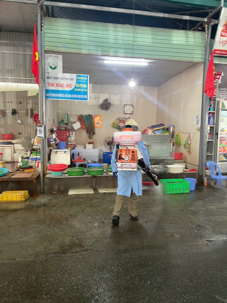 Tổ chức phun thuốc tiêu độc, khử trùng phòng, chống dịch bệnh Dịch tả lợn Châu Phi và dịch bệnh gia súc, gia cầm trên địa bàn phường Bồ Đề- Ảnh 2.