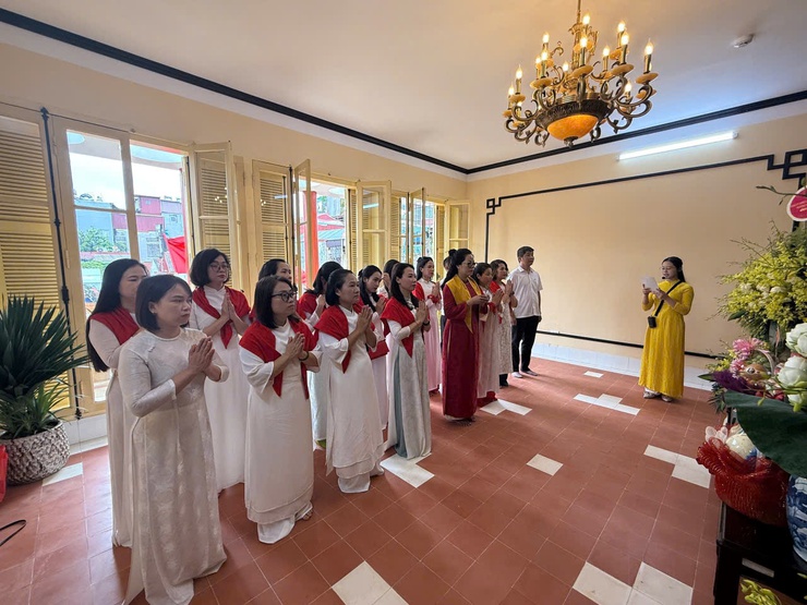 Chi bộ Phòng Văn hóa - Xã hội phường Đống Đa tổ chức sinh hoạt chính trị tại di tích lịch sử 48 Hàng Ngang- Ảnh 1.