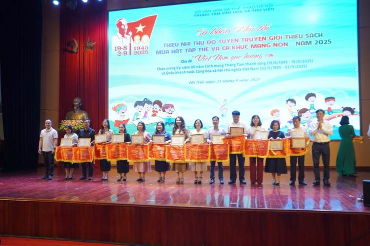 Phường Long Biên tham gia hội thi thiếu nhi Thủ đô thi tuyên truyền sách, múa hát về “Việt Nam quê hương em”.- Ảnh 2.