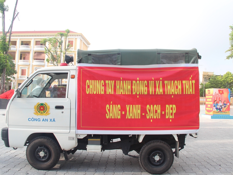 Xã Thạch Thất triển khai bóc xóa, xử lý biển quảng cáo trái quy định trên địa bàn- Ảnh 1.