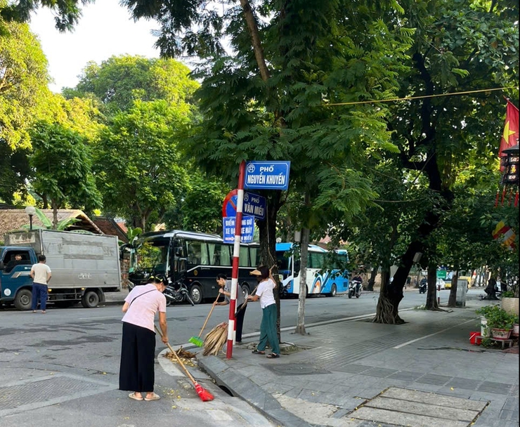TĂNG CƯỜNG CÔNG TÁC TUYÊN TRUYỀN, VẬN ĐỘNG, KÊU GỌI CƠ QUAN, ĐƠN VỊ, CÁC TẦNG LỚP NHÂN DÂN CHỈNH TRANG ĐÔ THỊ, GIỮ GÌN VỆ SINH MÔI TRƯỜNG; TẠO CẢNH QUAN ĐÔ THỊ “SÁNG - XANH - SẠCH - ĐẸP”;- Ảnh 2.