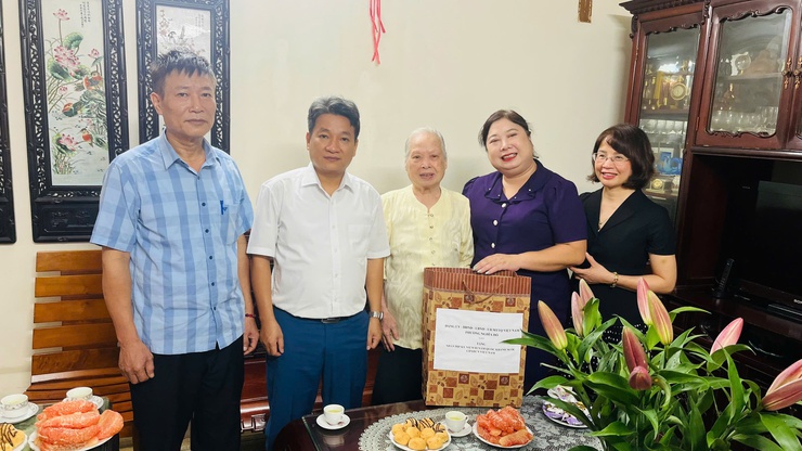 Lãnh đạo phường Nghĩa Đô tri ân, tặng quà Người có công nhân kỷ niệm 80 năm ngày Quốc khánh- Ảnh 6.