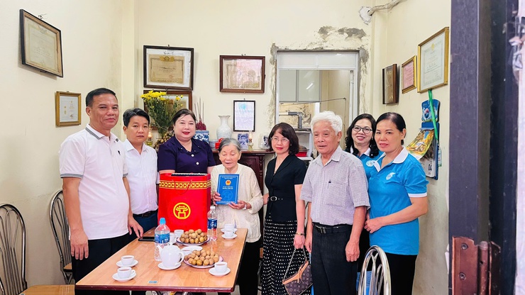 Lãnh đạo phường Nghĩa Đô tri ân, tặng quà Người có công nhân kỷ niệm 80 năm ngày Quốc khánh- Ảnh 5.