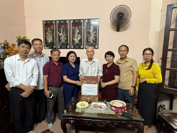 Lãnh đạo phường Nghĩa Đô tri ân, tặng quà Người có công nhân kỷ niệm 80 năm ngày Quốc khánh- Ảnh 4.