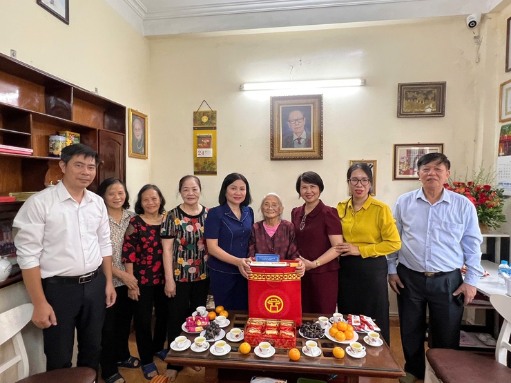 Lãnh đạo phường Nghĩa Đô tri ân, tặng quà Người có công nhân kỷ niệm 80 năm ngày Quốc khánh- Ảnh 3.
