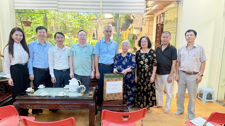 Lãnh đạo phường Nghĩa Đô tri ân, tặng quà Người có công nhân kỷ niệm 80 năm ngày Quốc khánh- Ảnh 1.