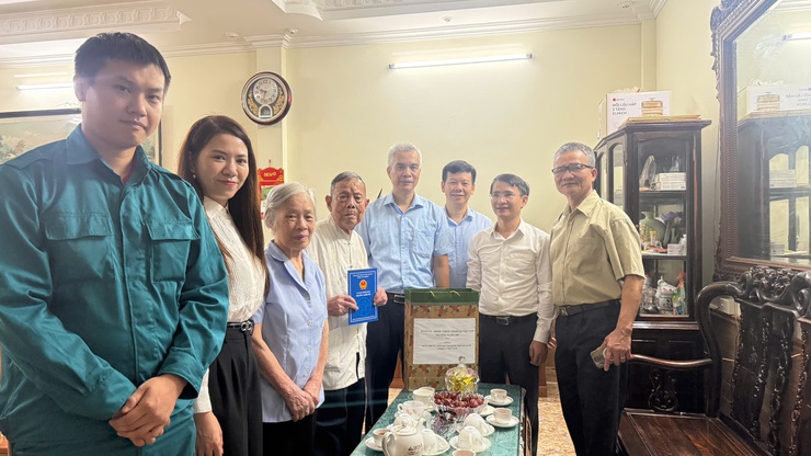 Lãnh đạo phường Nghĩa Đô tri ân, tặng quà Người có công nhân kỷ niệm 80 năm ngày Quốc khánh- Ảnh 2.
