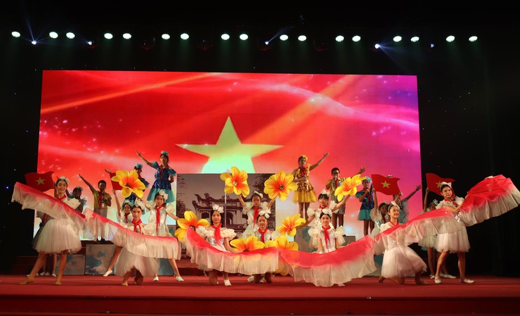 Bát Tràng tranh tài vòng sơ khảo Hội thi thiếu nhi Thủ đô tuyên truyền giới thiệu sách; múa hát tập thể và ca khúc măng non năm 2025- Ảnh 4.