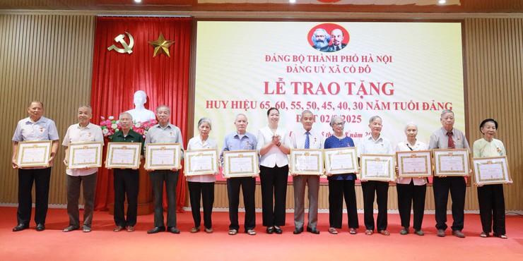 Đảng uỷ xã Cổ Đô tổ chức trao huy hiệu Đảng đợt 2/9/2025. 
- Ảnh 1.