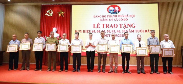 Đảng uỷ xã Cổ Đô tổ chức trao huy hiệu Đảng đợt 2/9/2025. 
- Ảnh 2.