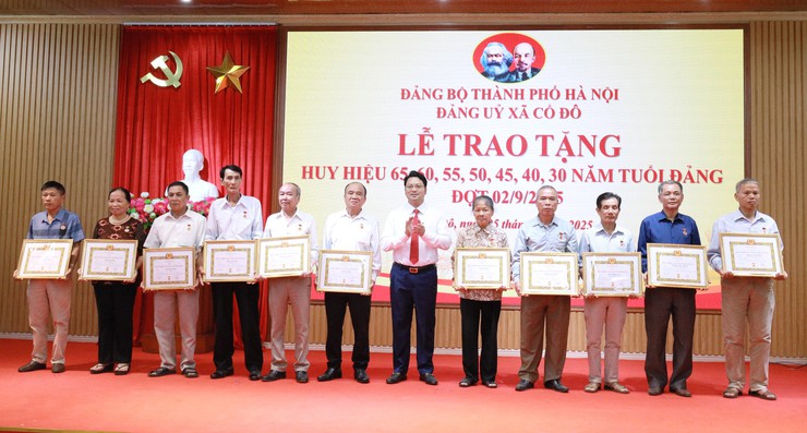Đảng uỷ xã Cổ Đô tổ chức trao huy hiệu Đảng đợt 2/9/2025. 
- Ảnh 4.