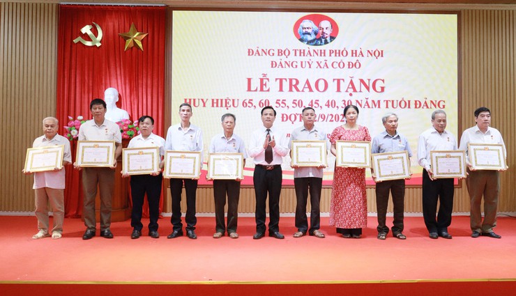 Đảng uỷ xã Cổ Đô tổ chức trao huy hiệu Đảng đợt 2/9/2025. 
- Ảnh 5.