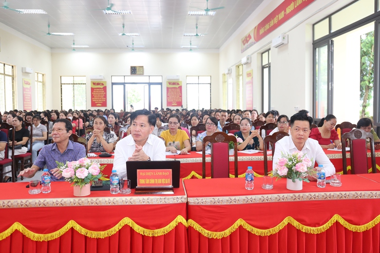 Xã Bất Bạt: Tập huấn bồi dưỡng chính trị hè, tiếp thêm hành trang tri thức cho gần 500 cán bộ, giáo viên, nhân viên của các trường học- Ảnh 2.
