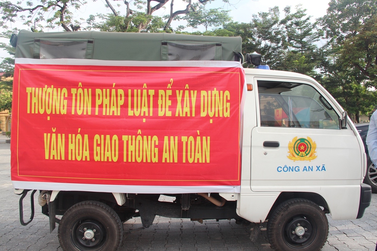 Xã Thạch Thất triển khai bóc xóa, xử lý biển quảng cáo trái quy định trên địa bàn- Ảnh 8.