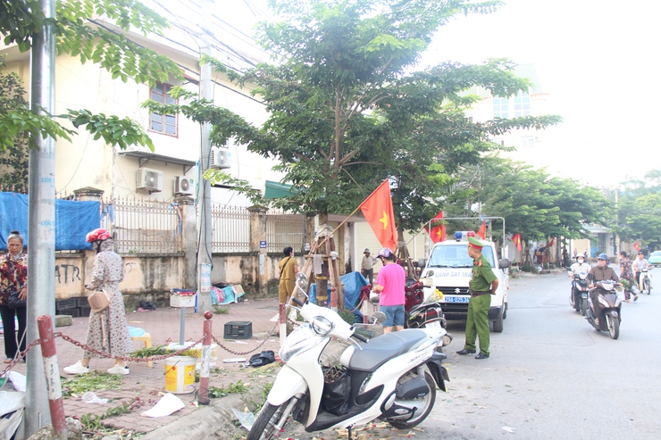 Xã Thạch Thất triển khai bóc xóa, xử lý biển quảng cáo trái quy định trên địa bàn- Ảnh 4.
