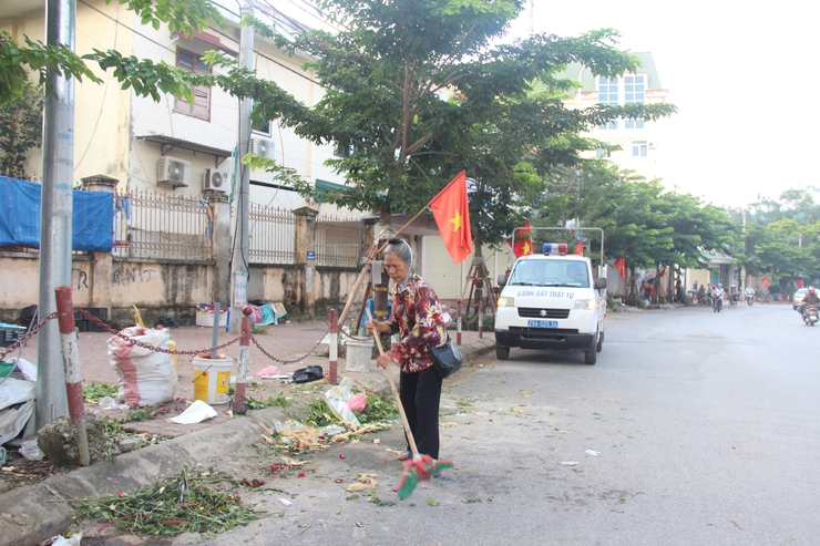 Xã Thạch Thất triển khai bóc xóa, xử lý biển quảng cáo trái quy định trên địa bàn- Ảnh 5.