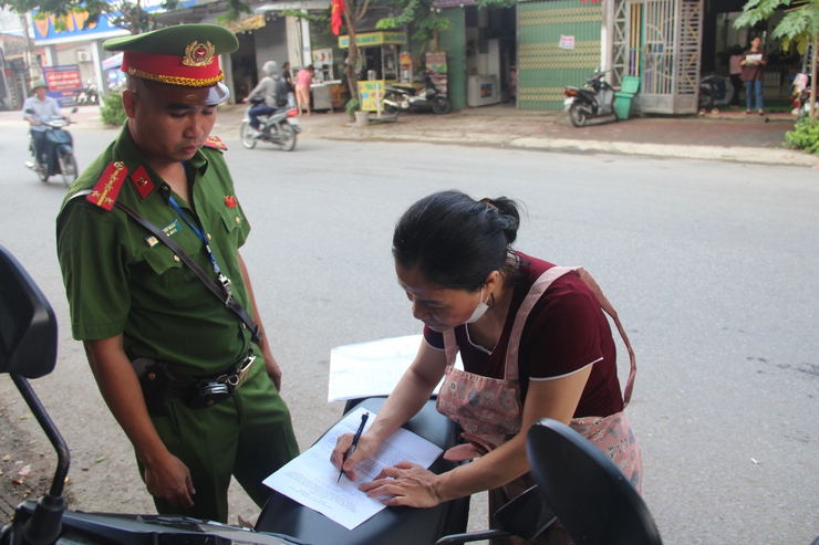 Xã Thạch Thất triển khai bóc xóa, xử lý biển quảng cáo trái quy định trên địa bàn- Ảnh 10.