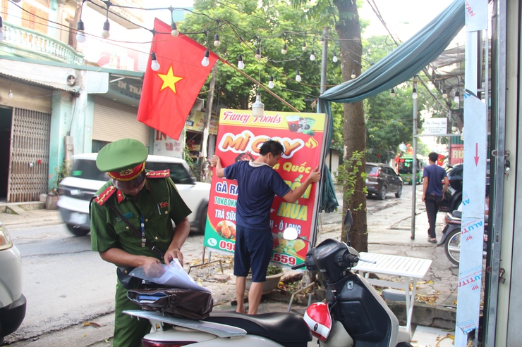 Xã Thạch Thất triển khai bóc xóa, xử lý biển quảng cáo trái quy định trên địa bàn- Ảnh 3.
