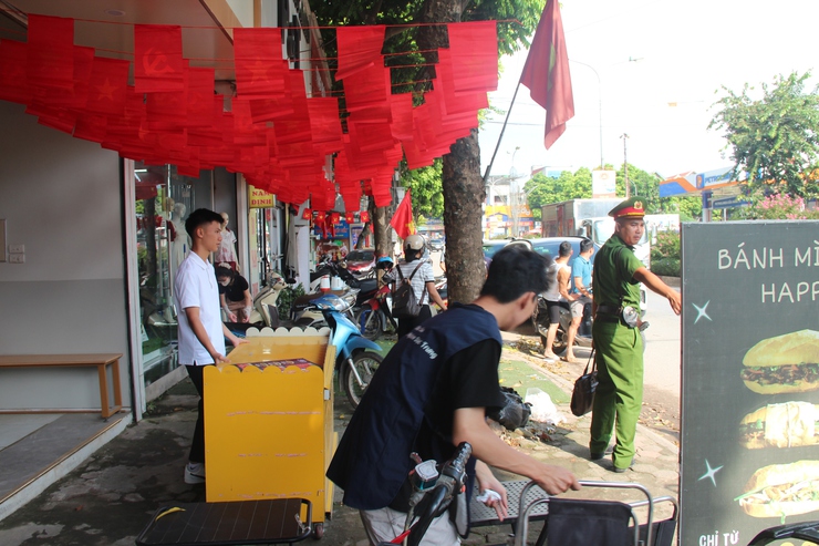 Xã Thạch Thất triển khai bóc xóa, xử lý biển quảng cáo trái quy định trên địa bàn- Ảnh 6.