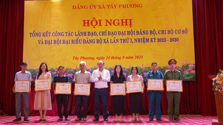 Xã Tây Phương: 19 tập thể, 114 cá nhân được khen thưởng tại hội nghị tổng kết Đại hội Đại biểu Đảng bộ xã Tây Phương lần thứ I, nhiệm kỳ 2025 - 2030- Ảnh 7.