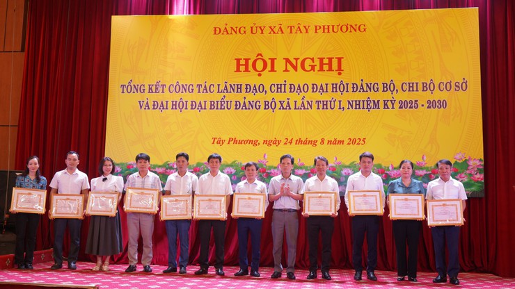 Xã Tây Phương: 19 tập thể, 114 cá nhân được khen thưởng tại hội nghị tổng kết Đại hội Đại biểu Đảng bộ xã Tây Phương lần thứ I, nhiệm kỳ 2025 - 2030- Ảnh 8.
