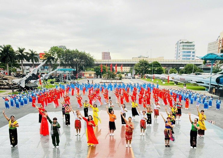 Phụ nữ Phương Liệt sôi nổi tập luyện vũ điệu mừng kỷ niệm 80 năm Cách mạng Tháng Tám và Quốc khánh 2/9- Ảnh 1.