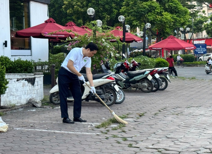 Phường Yên Hoà: Tiếp tục ra quân tổng vệ sinh môi trường vào sáng Thứ 7 hàng tuần- Ảnh 1.