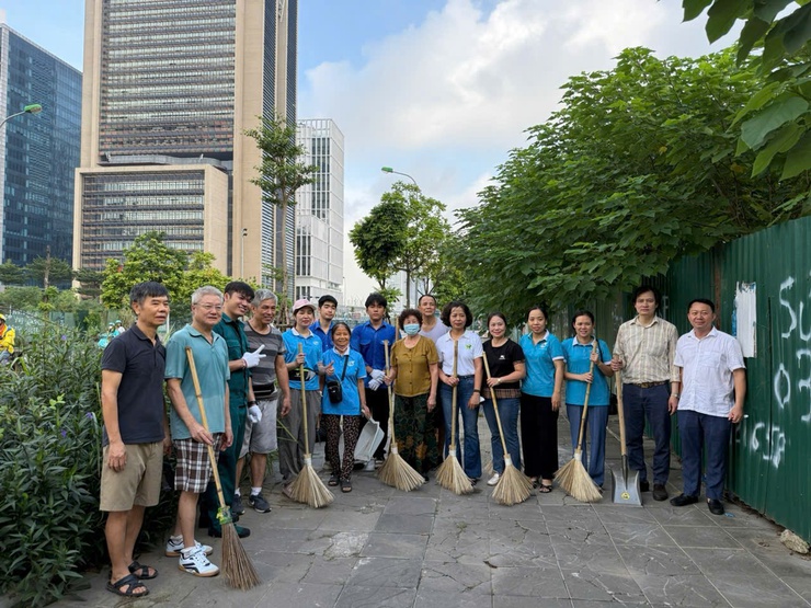 Phường Yên Hoà: Tiếp tục ra quân tổng vệ sinh môi trường vào sáng Thứ 7 hàng tuần- Ảnh 3. Phường Yên Hoà: Tiếp tục ra quân tổng vệ sinh môi trường vào sáng Thứ 7 hàng tuần- Ảnh 3.