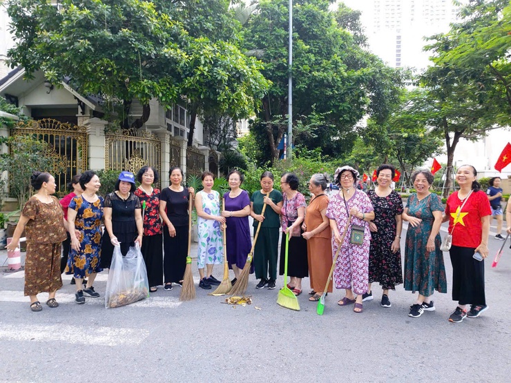 Phường Yên Hoà: Tiếp tục ra quân tổng vệ sinh môi trường vào sáng Thứ 7 hàng tuần- Ảnh 5. Phường Yên Hoà: Tiếp tục ra quân tổng vệ sinh môi trường vào sáng Thứ 7 hàng tuần- Ảnh 5.