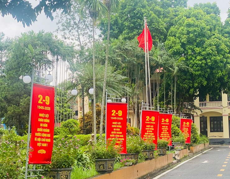 Xã Thường Tín trang hoàng rực rỡ cờ hoa chào mừng kỷ niệm 80 năm Cách mạng Tháng Tám và Quốc khánh Cộng hòa xã hội chủ nghĩa Việt Nam- Ảnh 1. Xã Thường Tín trang hoàng rực rỡ cờ hoa chào mừng kỷ niệm 80 năm Cách mạng Tháng Tám và Quốc khánh Cộng hòa xã hội chủ nghĩa Việt Nam- Ảnh 1.